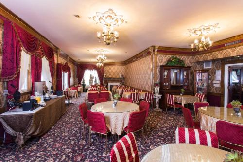 旧金山安妮女王酒店的用餐室配有桌椅和吊灯。