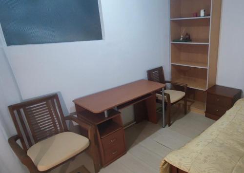 帕福斯Private Bedroom Paphos Central的一张桌子和椅子,位于一个床的房间