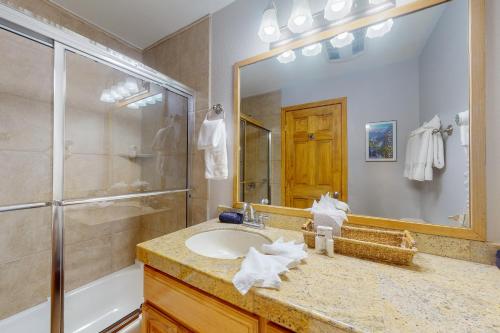 布雷肯里奇Pine Ridge 05E的一间带水槽、淋浴和镜子的浴室