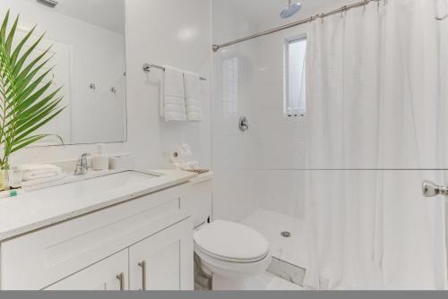 迈阿密ArTease5 - stylish, near Wynwood Walls & restaurants的白色的浴室设有卫生间和淋浴。