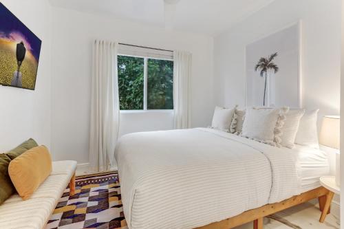 迈阿密ArTease5 - stylish, near Wynwood Walls & restaurants的白色的卧室设有一张大床和一个窗户