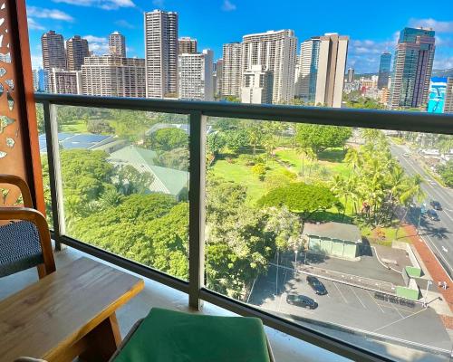 檀香山Luana Waikiki Park Views的从窗户可欣赏到城市天际线的景色