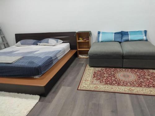加影Vista Bangi NAQ Homestay - Studio Near UKM的一间卧室配有一张床和一张沙发