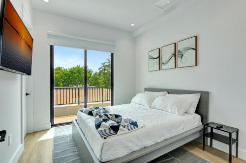 迈阿密Fresco 1, Modern Design, Brand New Construction and Furniture的白色的卧室设有床和大窗户
