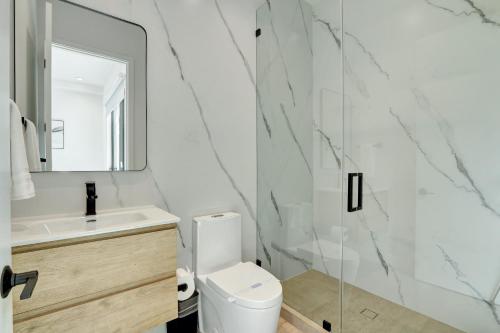 迈阿密Fresco 1, Modern Design, Brand New Construction and Furniture的一间带卫生间、水槽和镜子的浴室