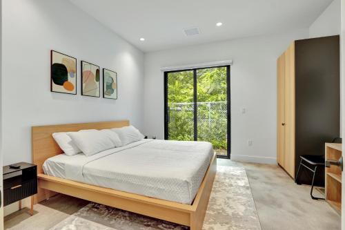 迈阿密Fresco 2, Modern Design, Brand New Construction and Furniture的一间卧室设有一张床和一个大窗户