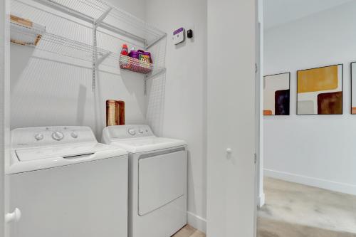 迈阿密Fresco 2, Modern Design, Brand New Construction and Furniture的白色洗衣房配有洗衣机和烘干机