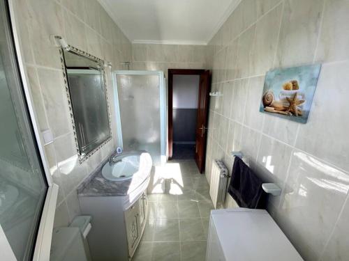 桑坦德Villa Senda costera. Un lugar natural en la ciudad的白色的浴室设有水槽和卫生间。
