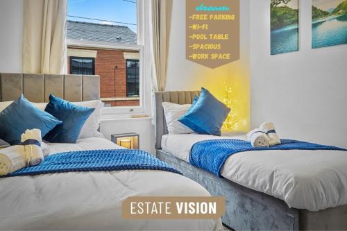普雷斯顿Preston Serviced Apartment - Estatevision的两张睡床彼此相邻,位于一个房间里
