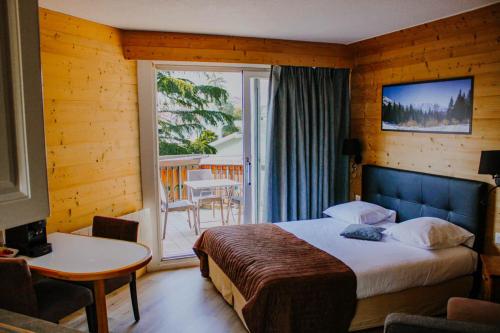 托农莱班Résidence Côté Chalet的酒店客房设有一张床和一个阳台。