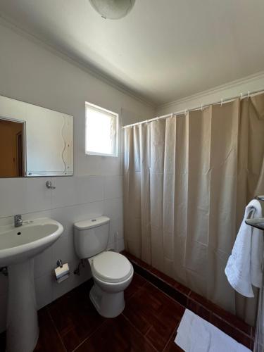 皮卡Hospedaje la Florentina的白色的浴室设有卫生间和水槽。