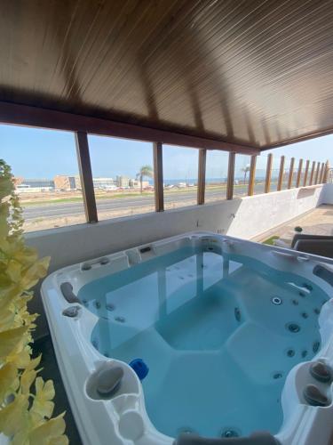 卡勒达德福斯特Beach Villa private heated pool的享有海滩景致的天井上的热水浴池