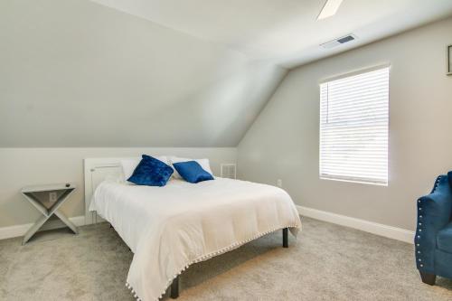 索尔兹伯里Updated Home - Walk to Salisbury University!的一间卧室配有一张带蓝色枕头的床。