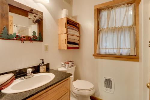 Fort KlamathPet-Friendly House with Deck Near Crater Lake!的一间带水槽、卫生间和镜子的浴室