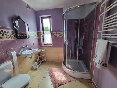SiamoszyceWsi spokojna...Jura的带淋浴和盥洗盆的紫色浴室