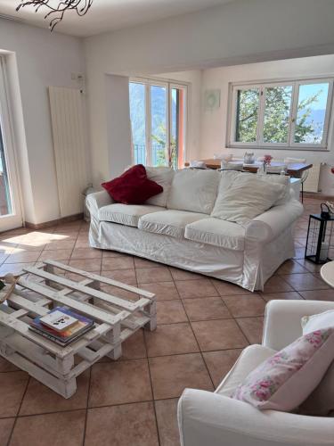 卢加诺Sweet View的客厅配有白色的沙发和桌子