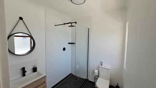 开普敦WunderLux的浴室设有玻璃淋浴间和镜子