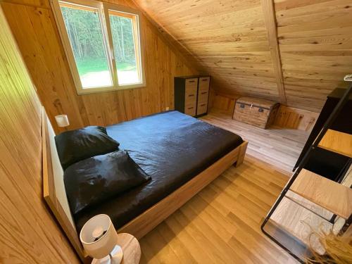 拉布雷斯Chalet Nala的小木屋内一间卧室,配有一张床