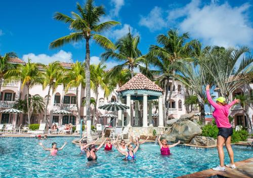 棕榈滩加勒比棕榈度假酒店的一群人,在度假村的水中