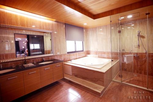 台南二館民宿的大型浴室设有浴缸和淋浴。