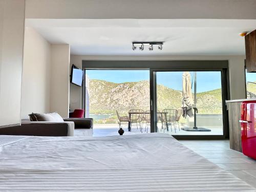 路特奇Topos luxury stay Heraion的一间卧室配有一张床,享有海景
