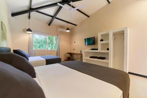 卡维塔LaLola Villa Privada的一间卧室设有两张床和窗户。