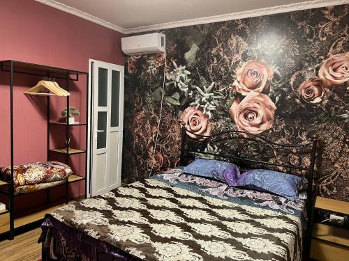基希讷乌Комната Gold Rose的一间卧室配有一张带花卉墙壁的床