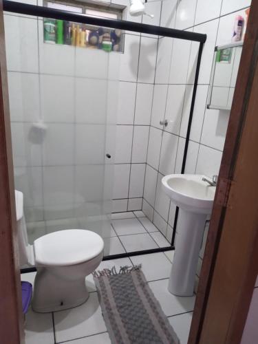 桑塔克鲁茨卡巴利亚Casa da paty的带淋浴、卫生间和盥洗盆的浴室