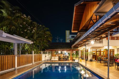 乔治敦滨海大酒店的夜间在房子里的一个室外游泳池