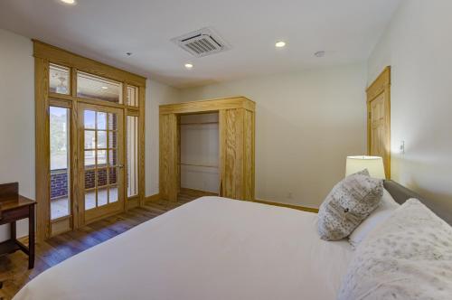 维克斯堡Vacation Rental Home in Downtown Vicksburg!的卧室设有一张白色大床和一扇窗户。