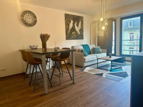 卢森堡APPT RUE DE STRASBOURG的客厅配有桌子和沙发
