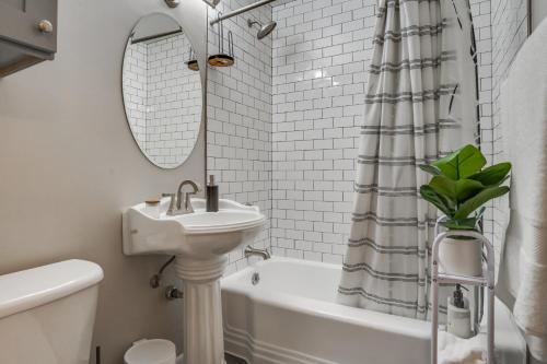 明尼阿波利斯Cozy Minneapolis Duplex - 10 Mi to Downtown!的浴室配有盥洗盆、卫生间和浴缸。