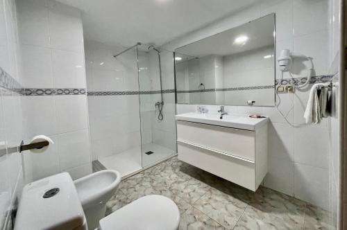 阿尔姆尼卡CHINASOL Low Cost的白色的浴室设有水槽和淋浴。