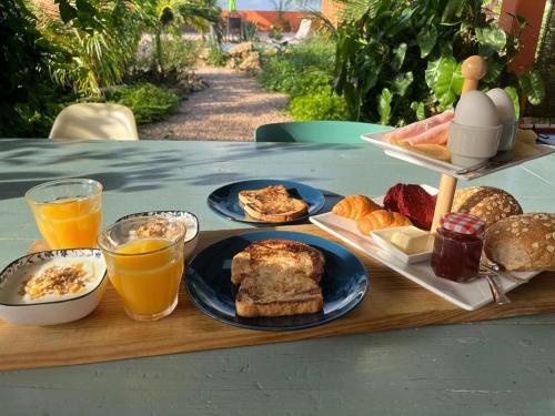 Dorp Sint MichielTropical Cabins Curaçao的一张桌子,上面放着早餐食品和饮料