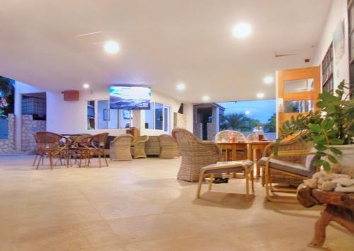 威廉斯塔德Boca Simon Vacation Curacao的客厅配有桌椅和电视