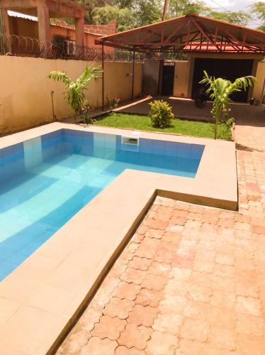 瓦加杜古Résidences KZOTOOL Ouaga的一座房子后院的游泳池