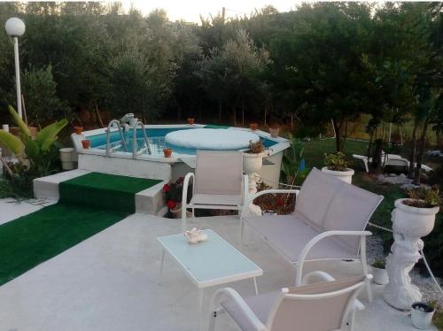 萨莱诺Casa vacanza “oasi”的一个带桌椅的庭院和一个游泳池