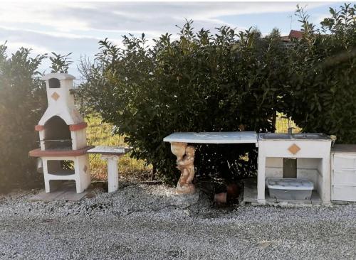萨莱诺Casa vacanza “oasi”的一个带桌子、长凳和炉灶的游乐区