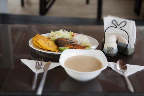 托卢Caribbean Town Tolu的餐桌,饭盘,咖啡