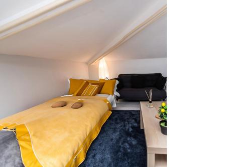 伊斯坦布尔Dach Wochnung mit Terrasse的一间卧室配有一张特大号床和一张沙发