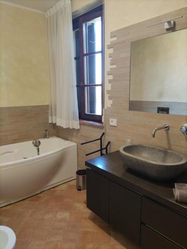 佩鲁贾Villa Caini的带浴缸、水槽和浴缸的浴室