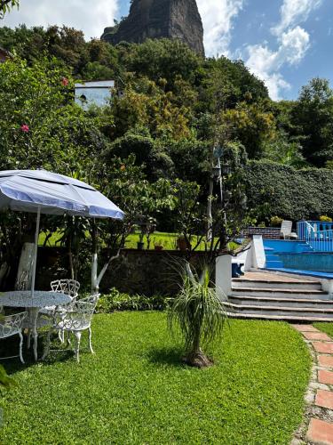 迪坡斯特兰BUNGALOWS ANDREA的一个带桌子和遮阳伞的庭院