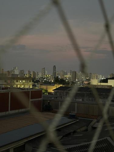 大坎普Não disponível mais的从屋顶可欣赏到城市天际线的景色