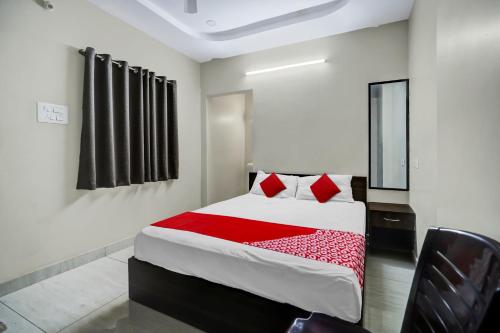 OYO FLAGSHIP Vara Residency客房内的一张或多张床位