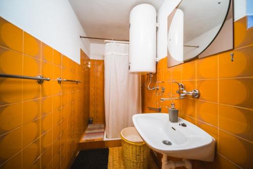泽尔诺沃Holiday house in Zrnovo with terrace, air conditioning, WiFi 3709-2的一间带水槽和镜子的浴室