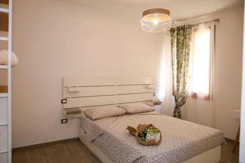 伊莫拉B&B Zvana's - Da Giovanna的白色的卧室设有床和窗户