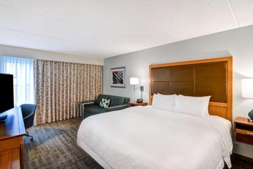 奥尔巴尼奥尔巴尼狼道汉普顿酒店的酒店客房设有一张大床和一台电视。