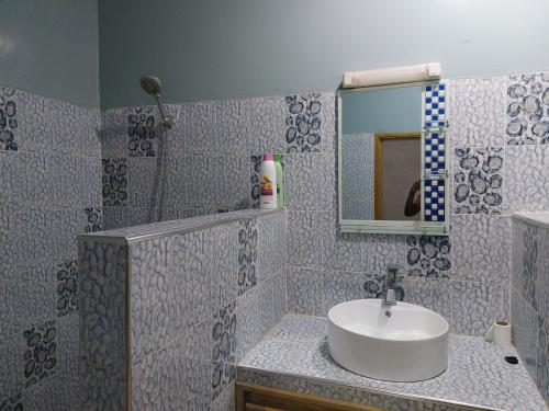 索蒙Villa Somone 4 chambres avec Piscine的一间带水槽和镜子的浴室