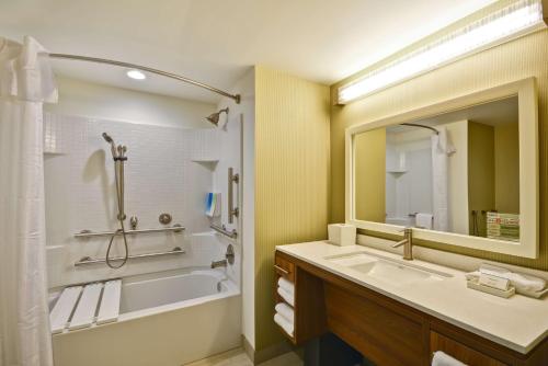 欧佩莱卡Home2 Suites By Hilton Opelika Auburn的带浴缸、水槽和镜子的浴室