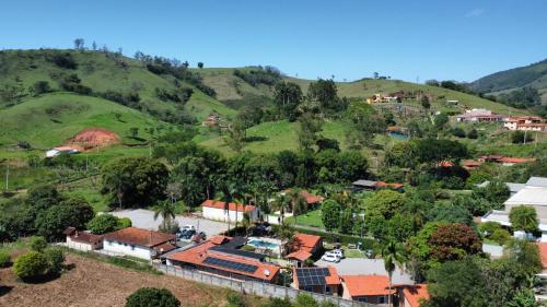 索科罗瓦尔奥奇迪亚斯宾馆的山丘上小村庄的空中景观